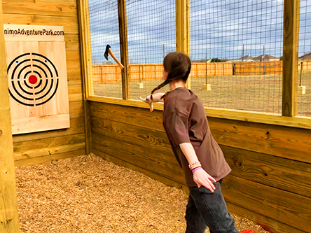 gallery image axe throwing thrower2