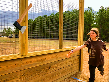 gallery image axe throwing thrower3